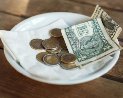 Empleados reciben propina de 10,000 dólares antes de ser despedidos en Florida