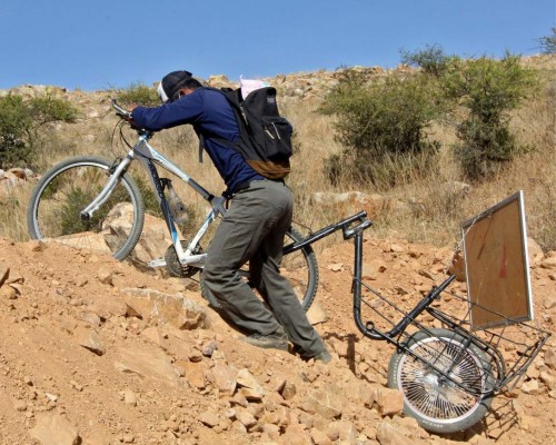 Profesor boliviano pedalea kilómetros para enseñar durante la pandemia