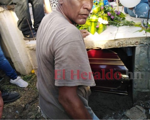 Consternación y llanto en el entierro del periodista Luis Almendares (FOTOS)