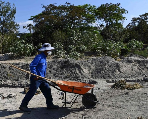 FOTOS: Con tres casos de Covid-19, El Salvador trabaja en excavación de tumbas