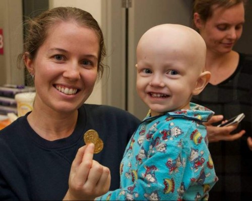 Johnny Depp como 'pirata' visita hospital infantil