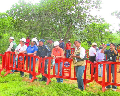 Dinamitan cerro para rescatar cadáveres de mineros del sur