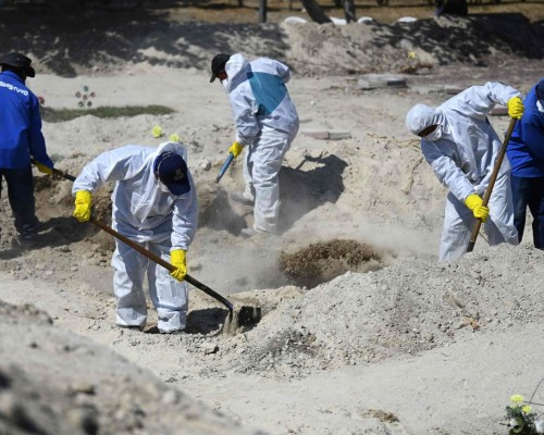 FOTOS: Con tres casos de Covid-19, El Salvador trabaja en excavación de tumbas