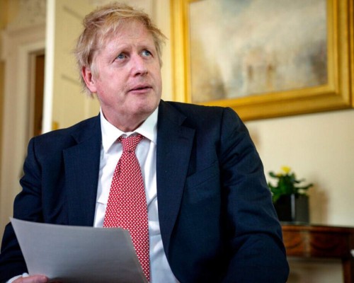 Boris Johnson se recupera del coronavirus en su residencia campestre