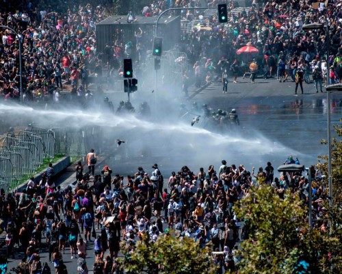 FOTOS: Multitudinaria marcha de chilenas por el Día de la Mujer