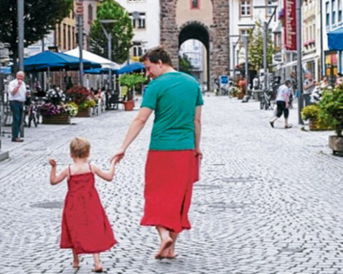 Se viste de mujer para apoyar a su hijo menor