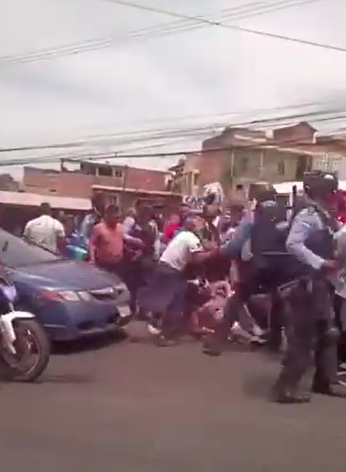 Olimpia vs Motagua: Ambiente, lindas periodistas deslumbran y barra se enfrenta a la Policía Nacional