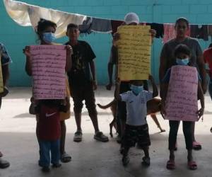 Los afectados elevaron unas pancartas para pedirle a las autoridades de la comuna capitalina que les ayuden con sus necesidades, pues necesitan una oportunidad de empleo para salir adelante.