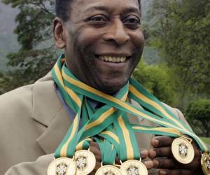 La leyenda del fútbol brasileño Edson Arantes do Nascimento, conocido como ‘Pelé’, posa con sus seis medallas de campeón de Brasil durante una ceremonia en Río de Janeiro