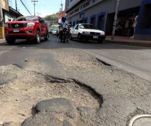 En el barrio Concepción, las reparaciones fueron fugaces y los conductores siguen sufriendo por los daños severos de la calzada.