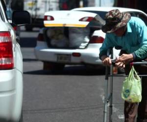 Los adultos mayores reciben el bono de la tercera edad por parte del gobierno.
