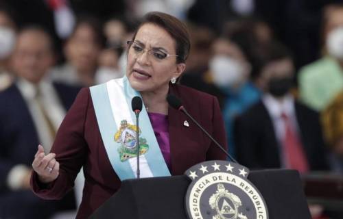 Para la población hondureña, la presidenta Xiomara Castro mantiene un alto nivel de simpatía porque ven en ella una posibilidad de mejorar la crisis financiera y social que enfrenta el país.