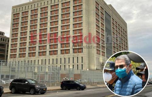 Así es la fachada del MDC de Brooklyn, Nueva York.