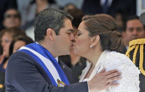 Lo anterior sucede a pocas horas de que el exmandatario sea entregado, en un proceso hermético y megaoperativo, a la DEA.