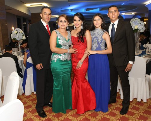 Seniors de la Nashville School celebraron su emotiva graduación