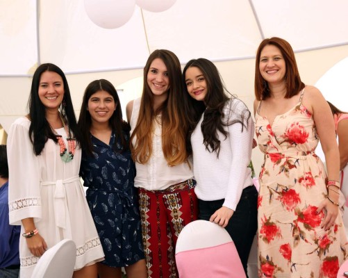 Angelique Carbajal recibió las aguas benditas del bautismo