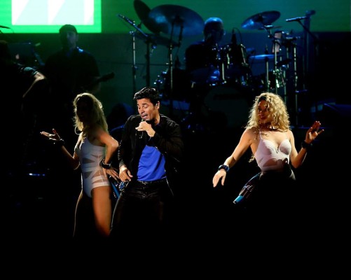 Noche Romántica bajo la lluvia con Chayanne