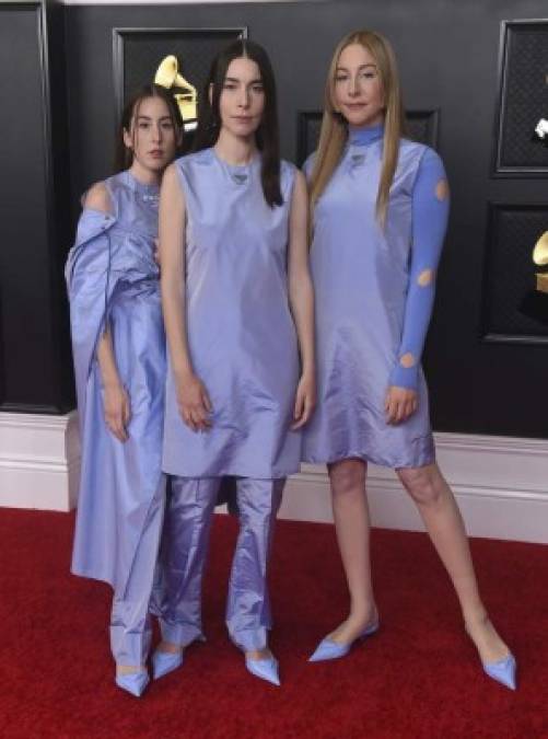 Flores, plumas y esqueletos: los peor vestidos de los Grammy 2021