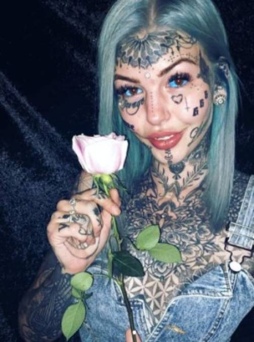 FOTOS: La influencer que quedó ciega temporalmente por tatuarse los ojos