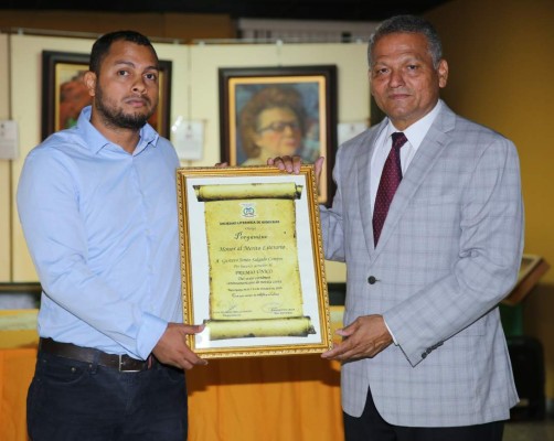 Un premio para el escritor Gustavo Campos