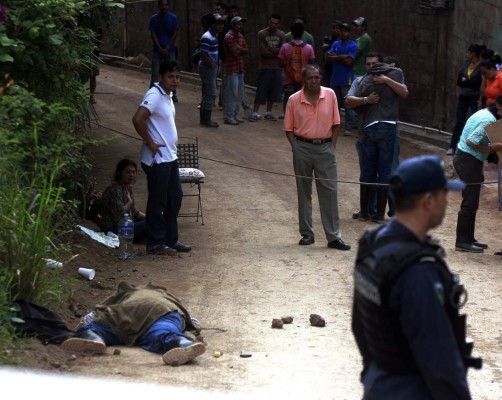Frente a su esposa e hijos matan a exfiscal hondureño en El Chimbo