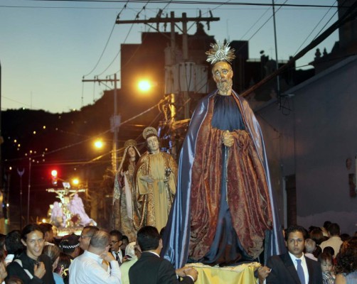 Devotos acompañan el cortejo del Cristo Yacente