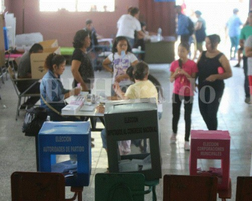 Hondureños votan en las elecciones primarias 2017
