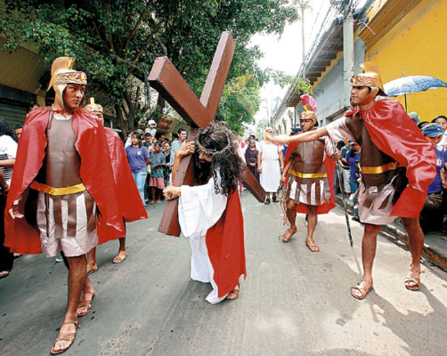 Honduras: Fieles reviven la pasión y la fe con el Vía Crucis bíblico
