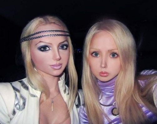 Tan extraños como ella, la ‘barbie humana’ presenta a su familia y amigos