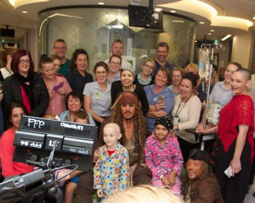Johnny Depp como 'pirata' visita hospital infantil