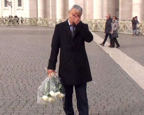 El turco que intentó matar a Juan Pablo II deja flores en su tumba