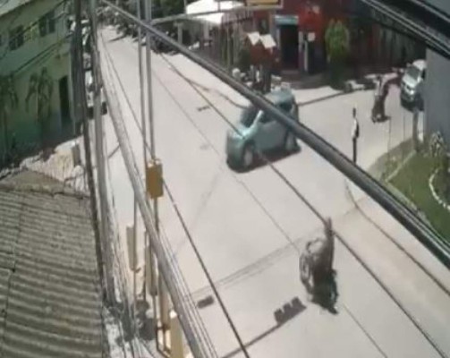 VIDEO: Conductora no hizo alto y embistió a motociclista en Danlí