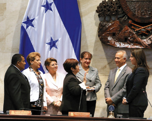Estela Cardona asume como magistrada de la CSJ