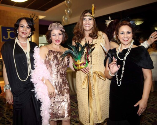 Plumas, lentejuelas y mucho glamour para Margina Valle