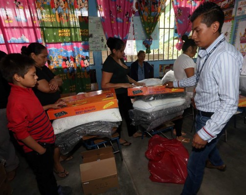 Afectados por la lluvia reciben gesto de amor