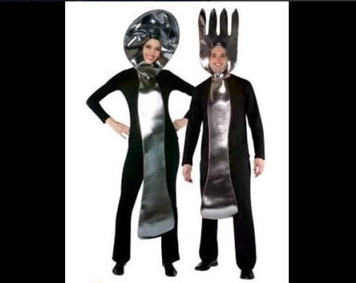 Le apodan #LadyCubiertos tras quejarse por cobro en restaurante