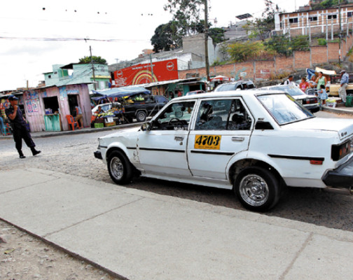 Acribillan a taxista
