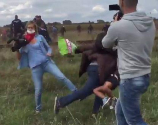 Periodista húngara que agredió a migrante quiere emprender demanda