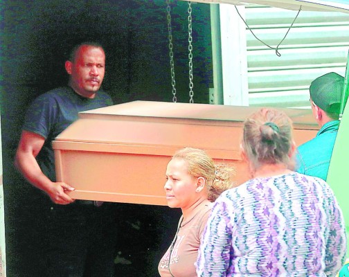 Familiares acusan a policías encubiertos de matar a padre de joven asesinado en colonia Villa Nueva