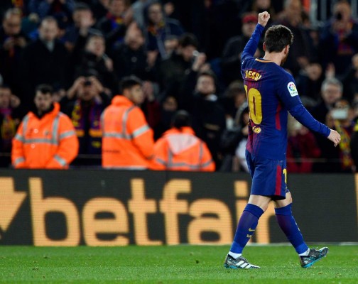Messi salva de nuevo al Barcelona en sufrida victoria ante Alavés