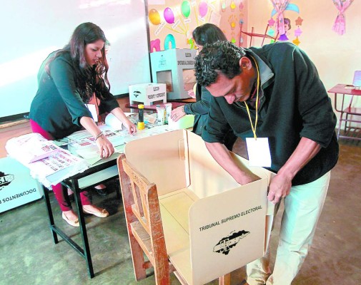 Partidos políticos siguen divididos por las credenciales