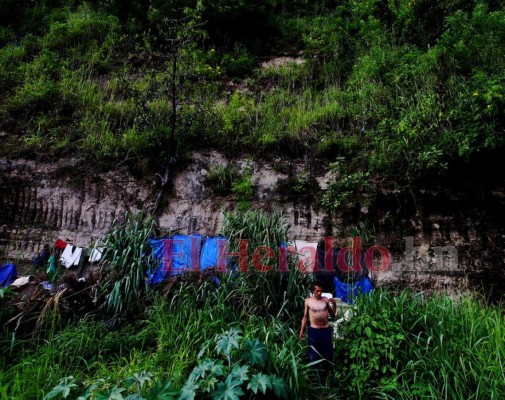 FOTOS: Una oscura y húmeda cueva, la 'casa' de un zapatero hondureño