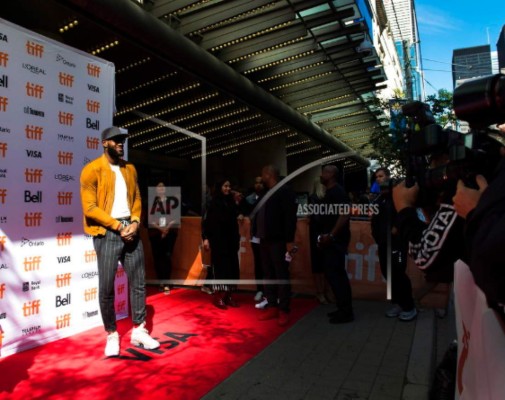 En esta foto del 9 de septiembre del 2017, el productor ejecutivo LeBron James llega al estreno de 'The Carter Effect' en el Festival Internacional de Cine de Toronto, en Toronto, Canadá.