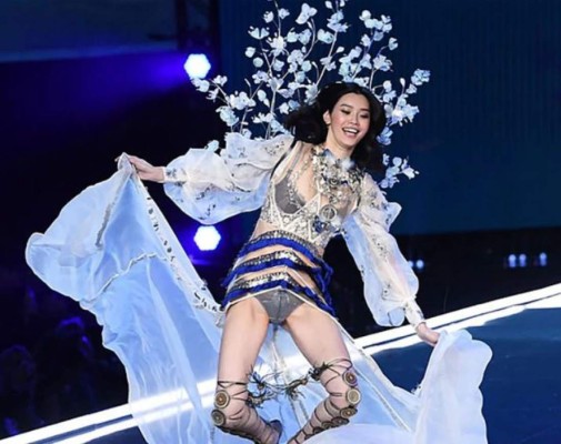 La terrible caída de Ming Xi durante el desfile de Victoria´s Secret en Shanghai