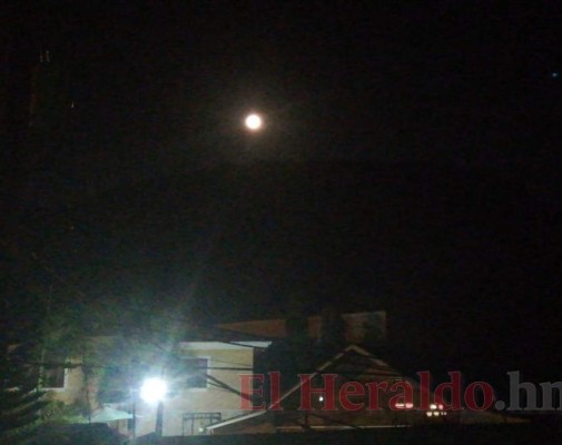 FOTOS: Así luce esta noche la Superluna rosa sobre Honduras
