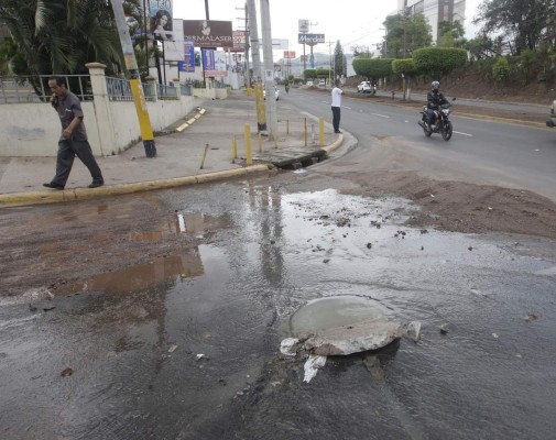 Lluvia deja ríos de aguas negras en colonias, calles y bulevares