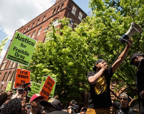 Miles llegan a Baltimore para protestar contra la brutalidad policial