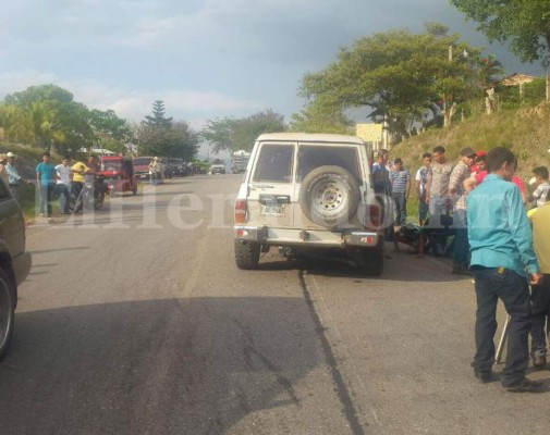 Familia muere tras ser arrollada por camioneta en carretera de Comayagua