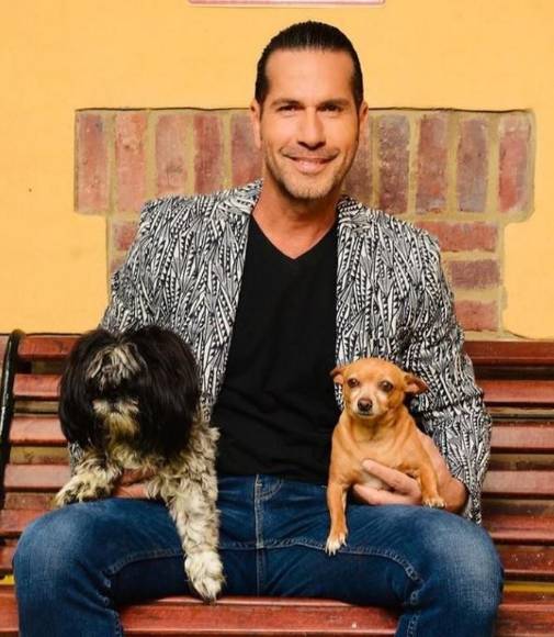 Galanes del espectáculo que siguen seduciendo aún después de pasar los 50 (Fotos)