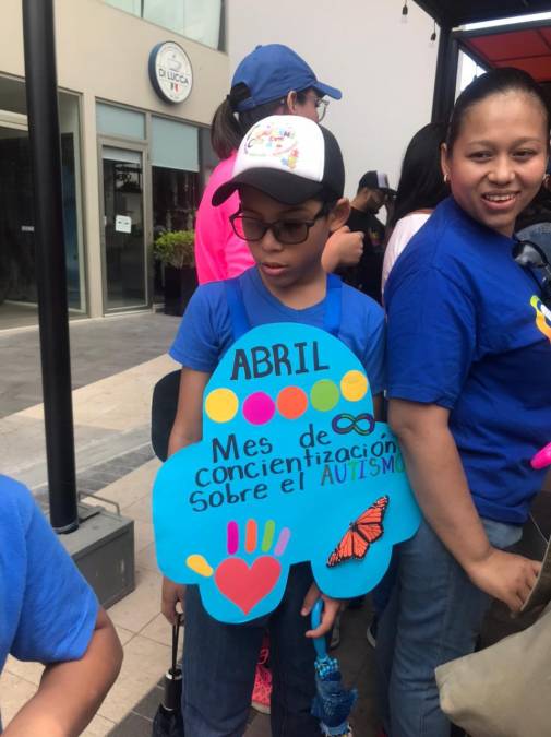 Marchan por la concientización sobre el autismo en la capital